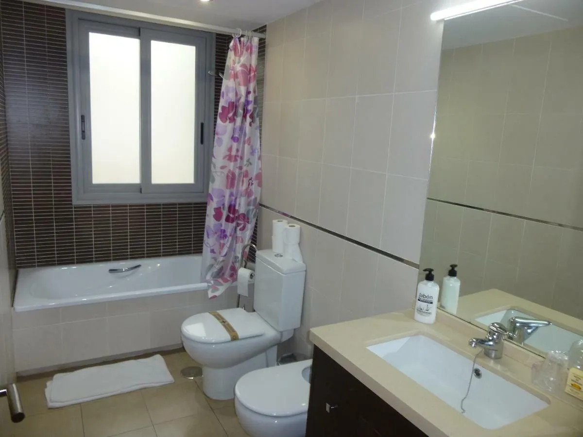 Aparment In Historical & Commercial Center 5Minutes Walking To The Alcazar Apartment Cordoba